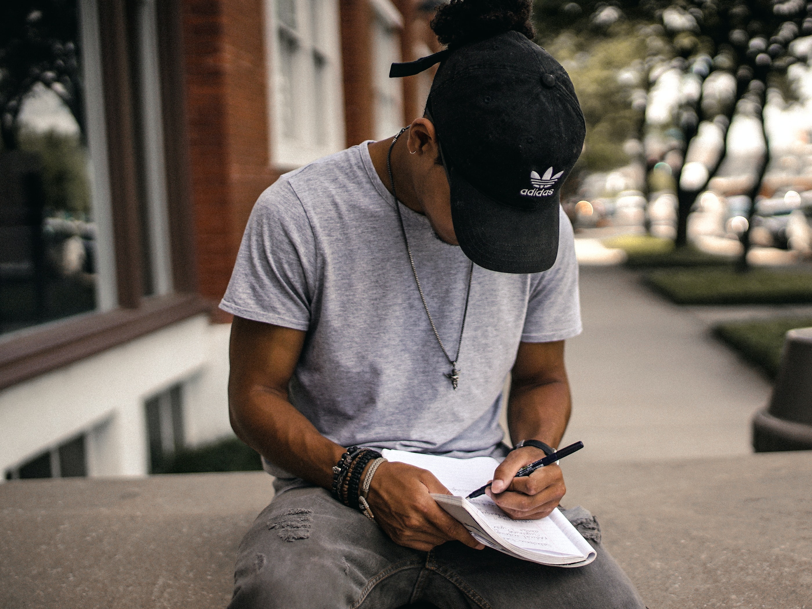 image de fond représentant un homme qui écrit un texte destiné à la musique